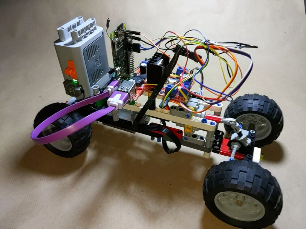 Foto Fahrzeug mit einem Antriebsmotor und Servomotor zur Lenkung